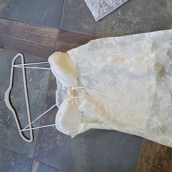 Off white- short satin rose patterned gown - Picture 1 of 9
